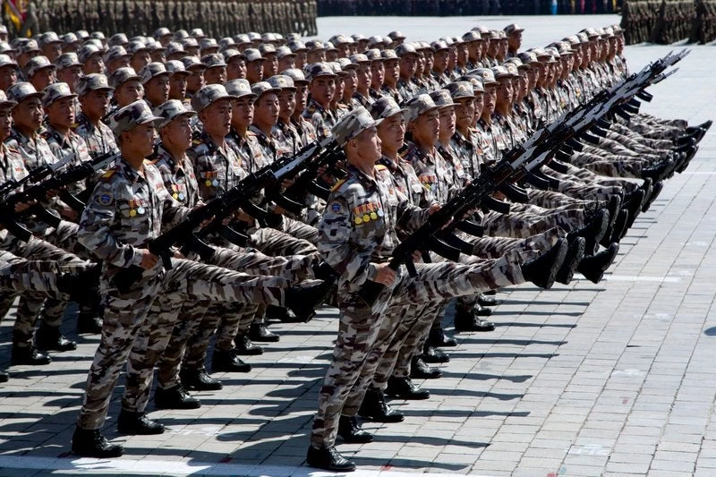 Τεράστια παρέλαση στη Β. Κορέα – Με άρματα, λουλούδια, μπαλόνια, αλλά χωρίς πυραύλους μεγάλου βεληνεκούς